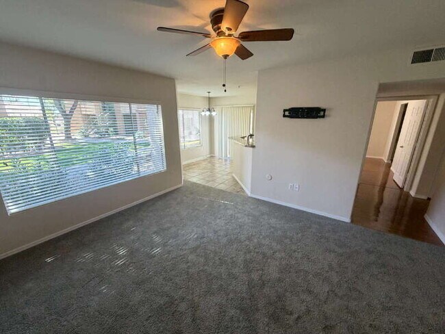 Foto del edificio - 1295 N Ash St
