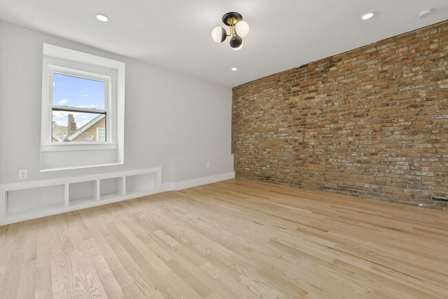 Building Photo - 127 Saratoga St