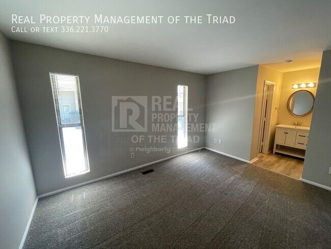 Building Photo - 2 Bedroom, 2 1/2 Bath Townhouse in Winston...