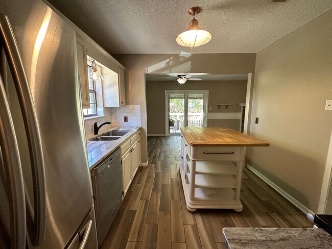 Foto del edificio - 2 bedroom 2 bath condo w/ balcony & garage...