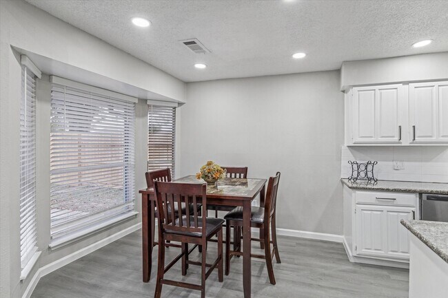 Foto del edificio - 4934 Deerwood Cir