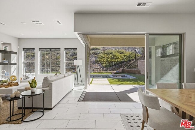 Foto del edificio - 24220 Sterling Ranch Rd