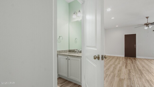 Foto del edificio - 7675 Shadow Lake Dr