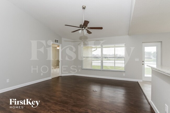 Foto del edificio - 12025 Larson Ln