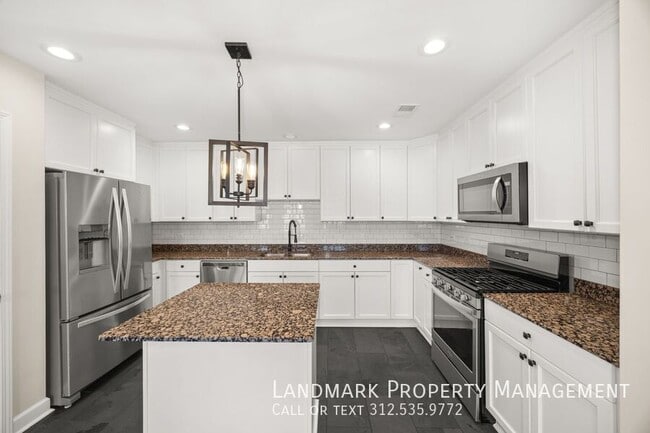 Building Photo - 2622 W Diversey Ave