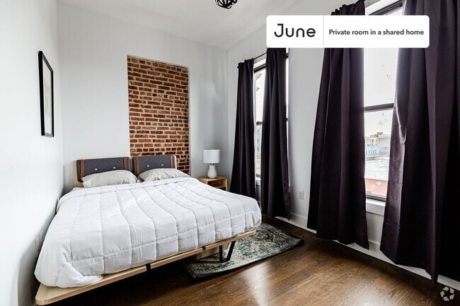 Building Photo - Private bedroom in 4 bed/2 bath Home