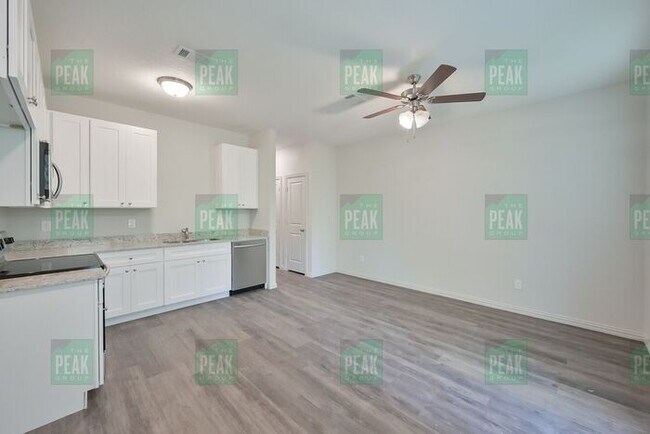 Foto del edificio - BEAUTIFUL DUPLEX NOW LEASING FOR A MAY MOV...