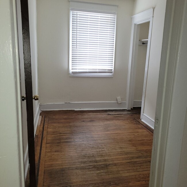 Building Photo - 3-bed Philly home with hardwood floors, an...