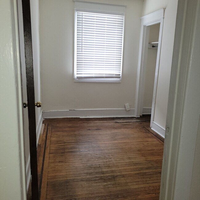 Foto del edificio - 3-bed Philly home with hardwood floors, an...