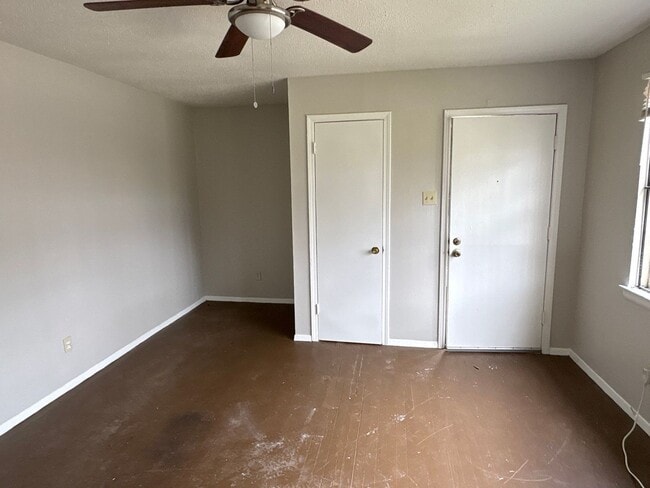 Building Photo - Freshly Renovated 2-bedroom 1 bath duplex