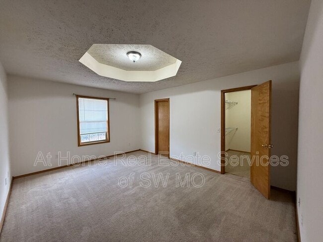 Building Photo - 104 W Twin Oak Dr