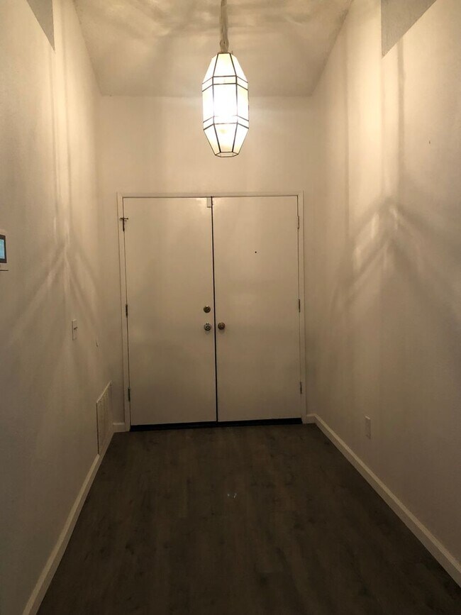 Foto del edificio - Newly renovated 4 bedroom in canyon crest!
