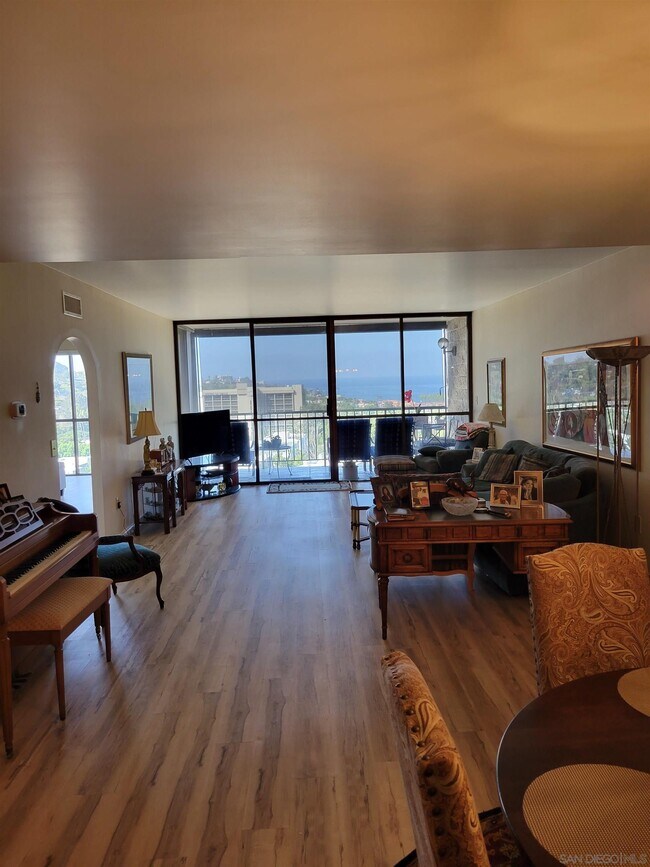 Foto del edificio - 2500 Torrey Pines Rd