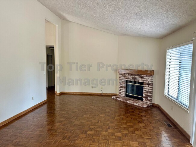 Foto del edificio - Spacious 4 Bed/2 Bath /1,970 square foot h...