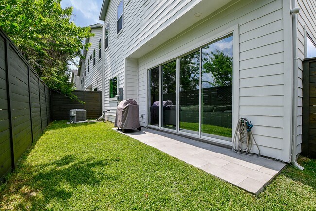 Foto del edificio - 7603 Jacquelyn Gdns Ln