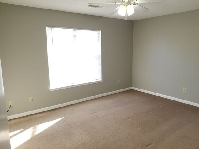 Building Photo - 2 BD, 1 1/2 BA, townhome in Sherwood