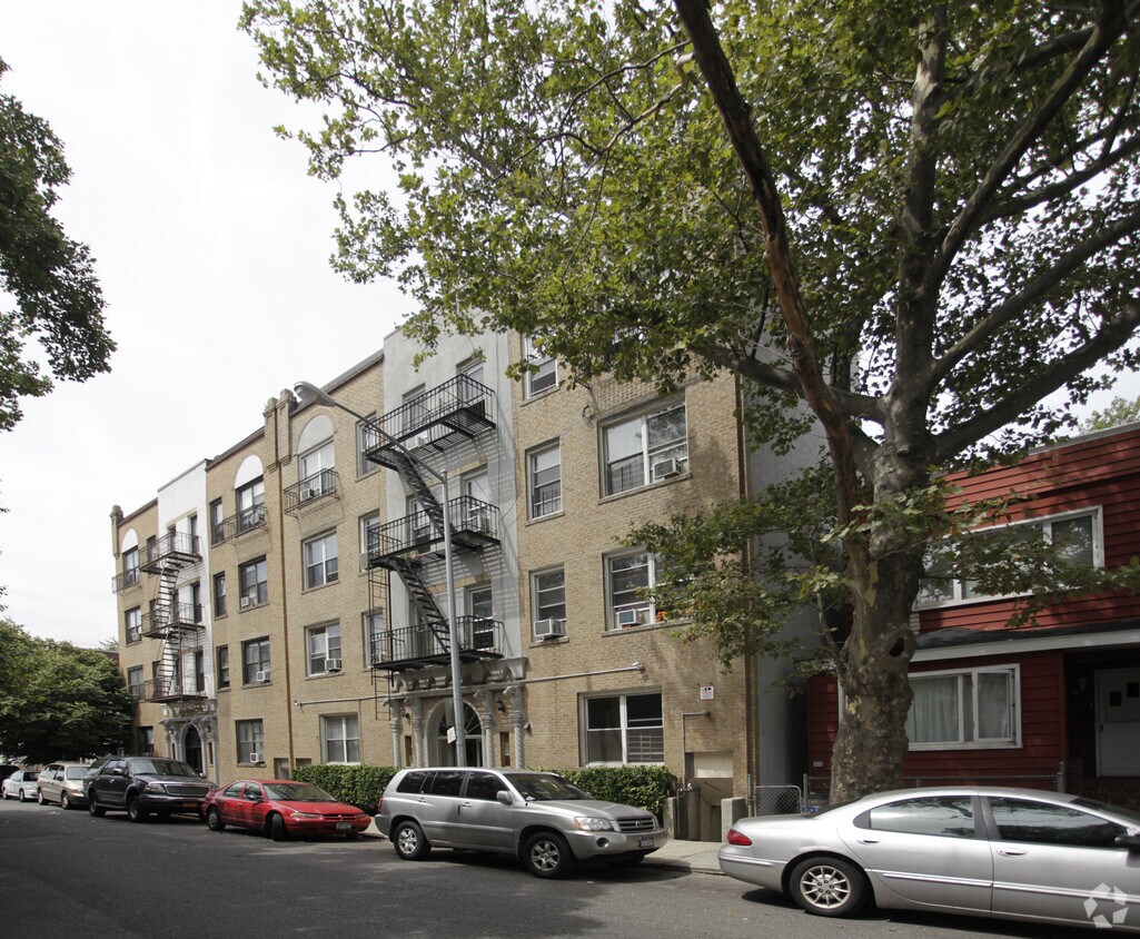 Foto principal - 43-10 53rd St