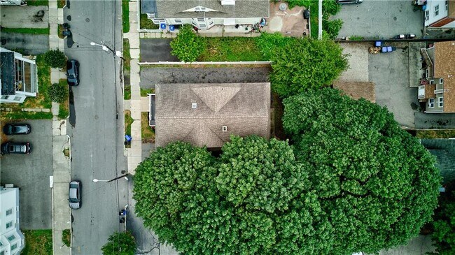 Foto del edificio - 15 Radcliffe Ave
