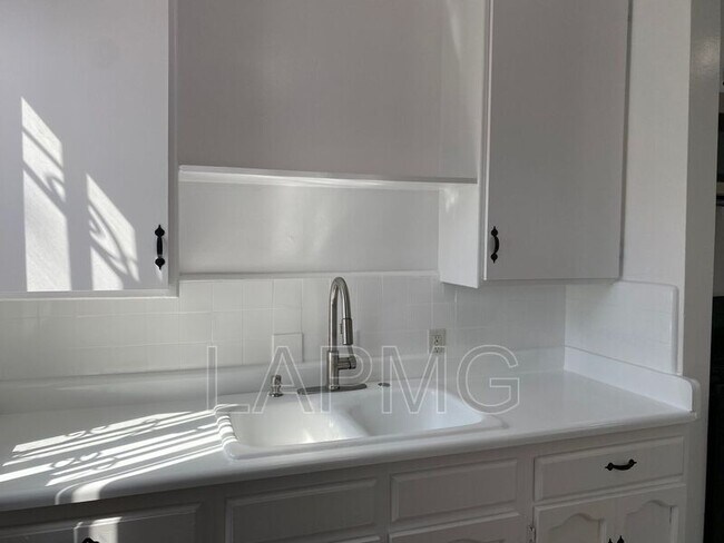 Foto del edificio - 4080-4084 Leimert Blvd