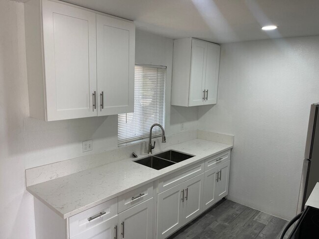 Building Photo - Fully remodeled 2 bedrooms 2 baths apartme...