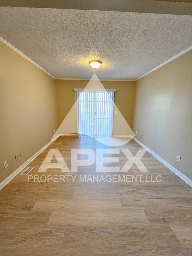 Foto del edificio - MOVE-IN SPECIAL,NO RENT TIL JUNE 1ST! - 3 Bd | 2 Ba 1st Floor Condo in West Knoxville!