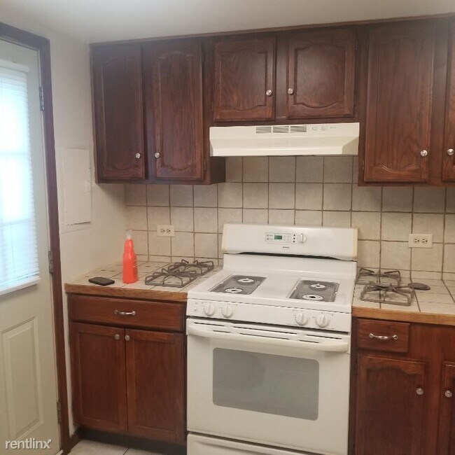 Building Photo - 2 br, 1.5 bath Townhome - 353 Meadow Green Ln
