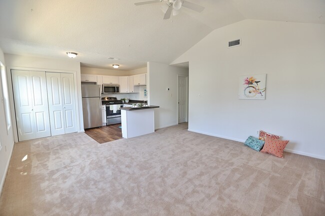 Foto del edificio - UPDATED & READY 07-14-25! 2-Bedroom 2nd Fl...