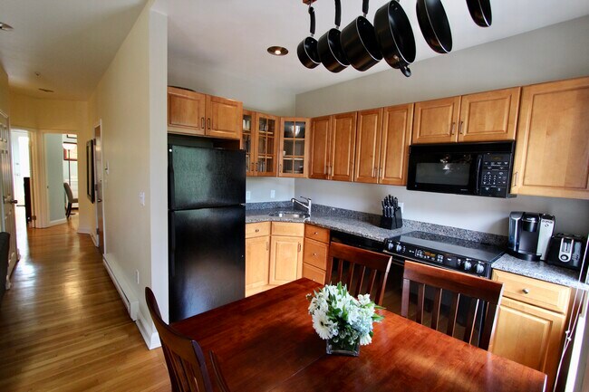 Building Photo - 103 E Brookline St