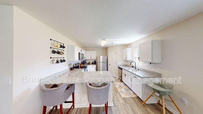 Foto del edificio - 961 Louise Dr