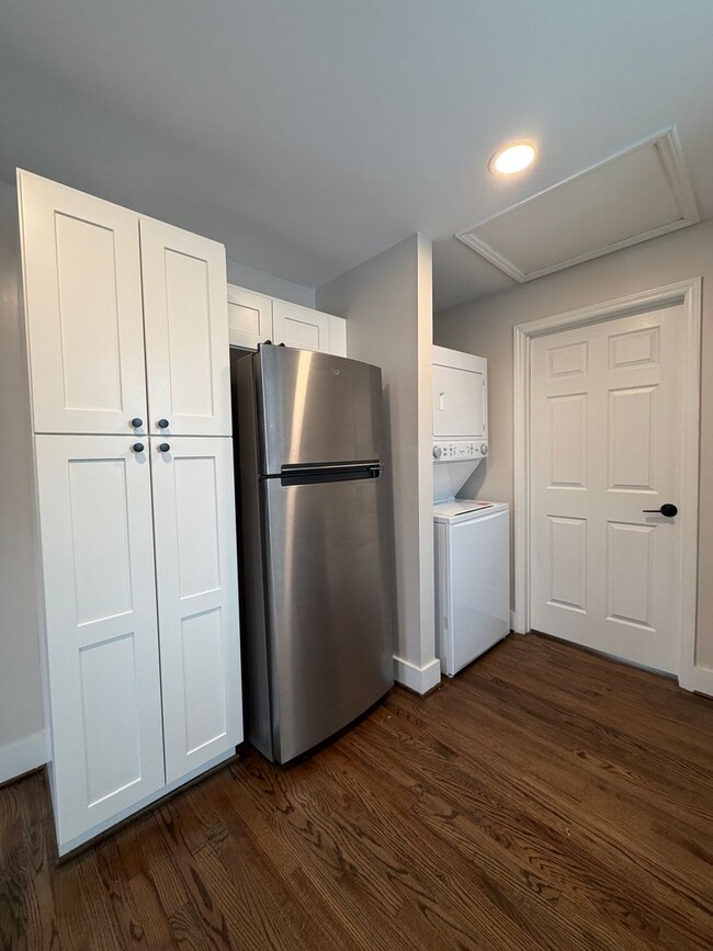 Building Photo - 2 Bed 1 Bath home with large backyard