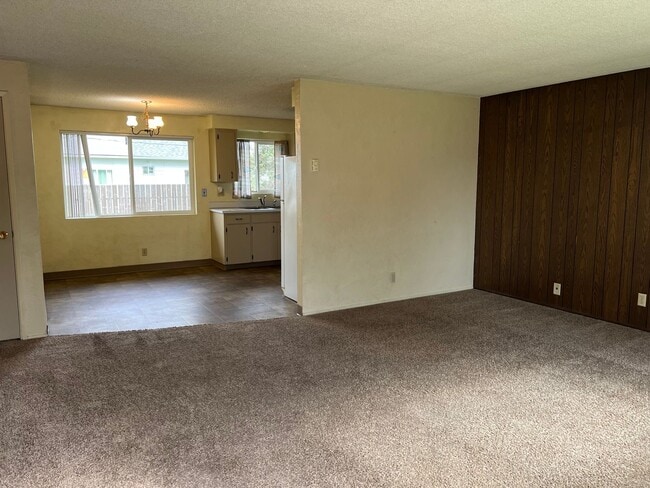 Building Photo - Solid 2 bedroom 1 bath duplex with garage!