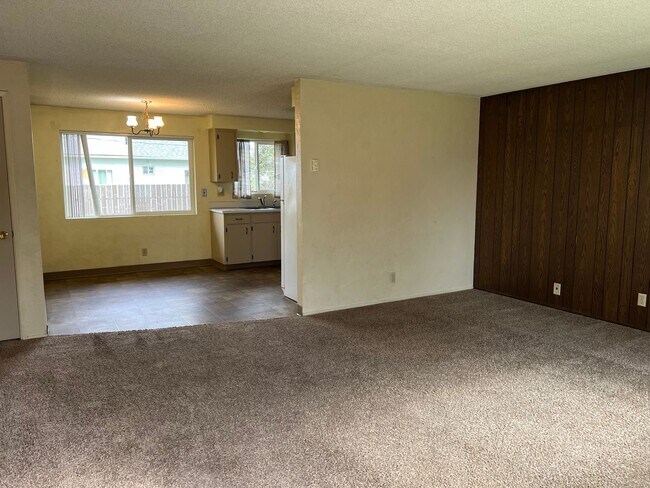 Foto del edificio - Solid 2 bedroom 1 bath duplex with garage!