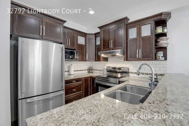 Building Photo - Bright & Spacious Townhouse