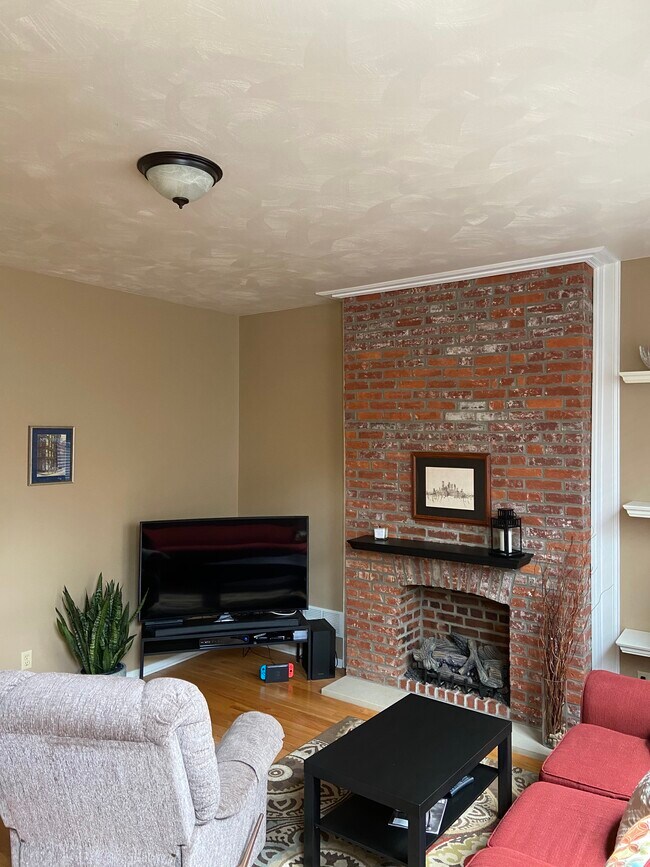 Living Room (gas fireplace) - 5807 Pierce St