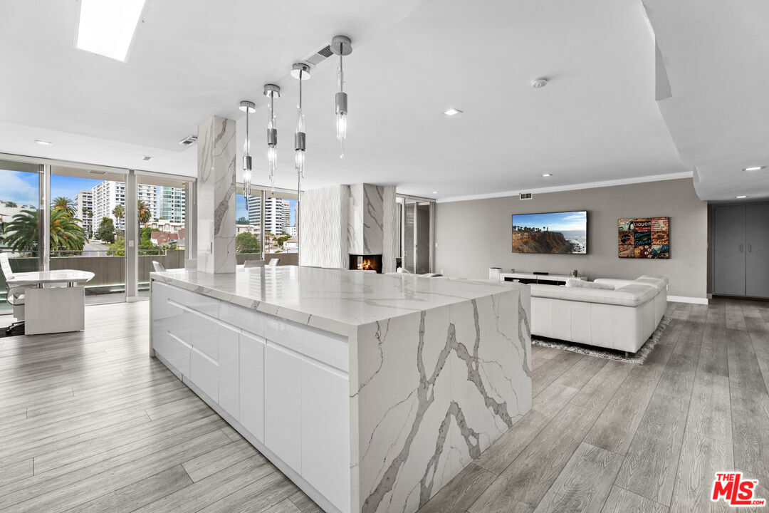 Foto principal - 1333 S Beverly Glen Blvd