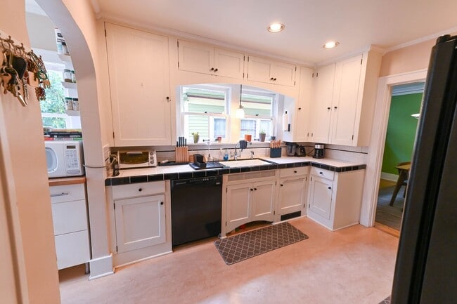 Building Photo - Craftsman 5 Bed/2 Bath Lincoln Park Neighb...