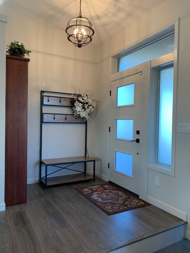 Foto del edificio - Beautiful Newly Custom Built Home! Vaulted Ceilings! Partially Furnished! Open Floor Plan!