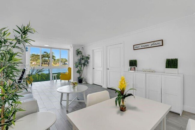 Foto del edificio - 8300 Sunrise Lakes Blvd