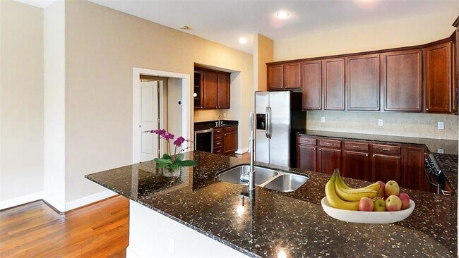 Foto del edificio - 6057 Yale St