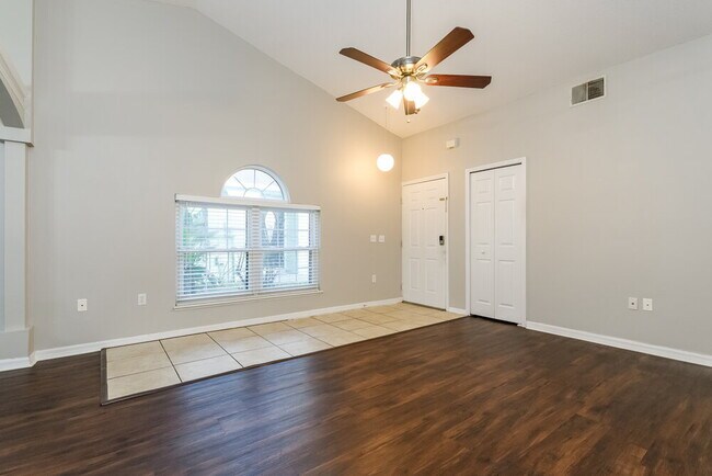 Foto del edificio - 7651 Harbor Lake Dr