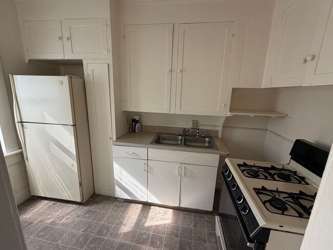 Building Photo - ForestAve635