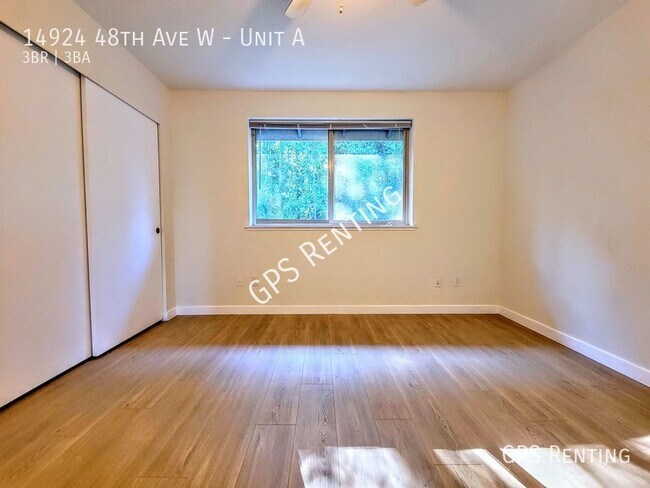 Building Photo - Lynnwood Picnic Point Area 3bd 2.5ba Duple...