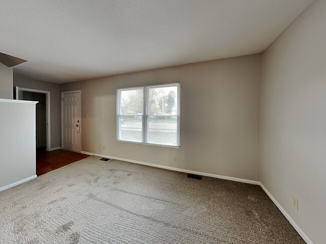 Building Photo - 4 bed 2 bath in Greenfield!