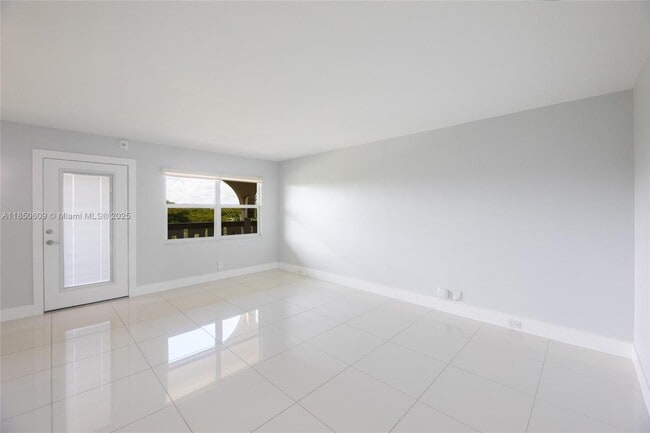 Building Photo - 1902 Bermuda Cir