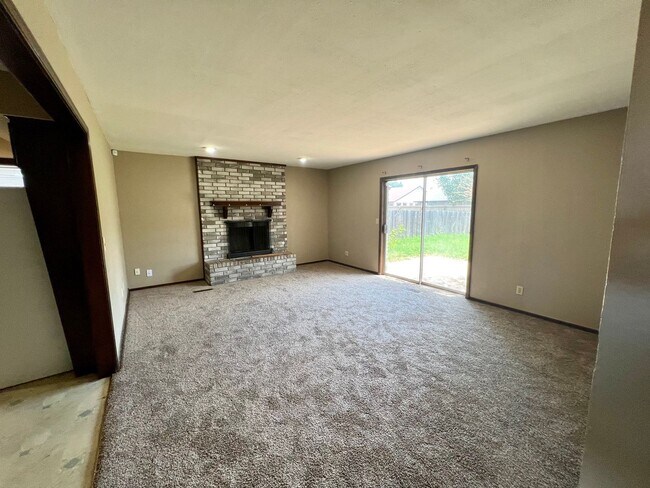 Foto del edificio - AVAILABLE NOW!