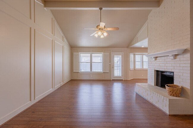 Foto del edificio - 8707 Holiday Dr