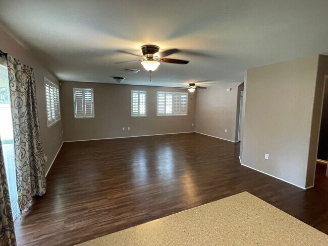 Foto del edificio - 4bed, 3bath, 2 Car Garage and fenced yard!