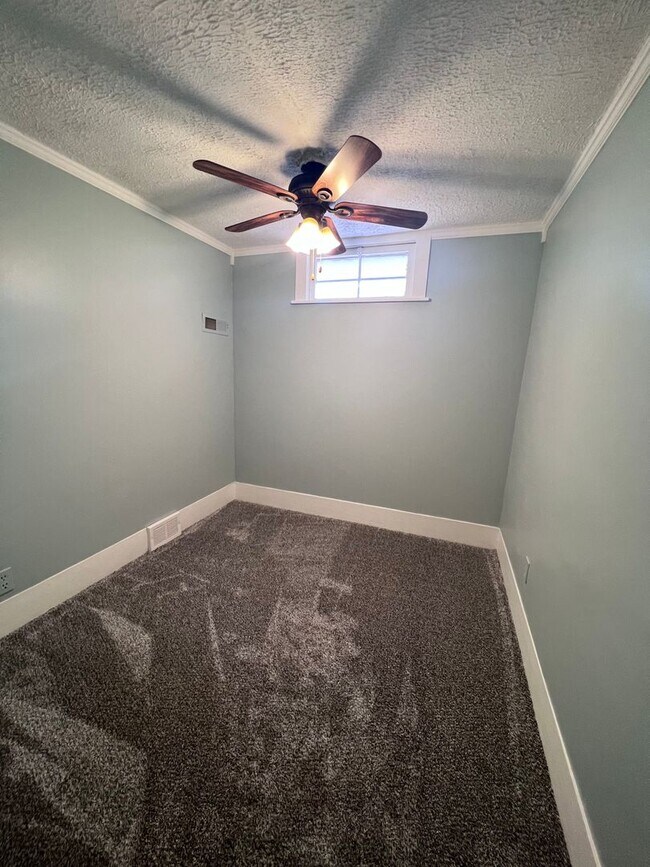 Building Photo - Richmond Park Neighborhood 2 bedroom lower...