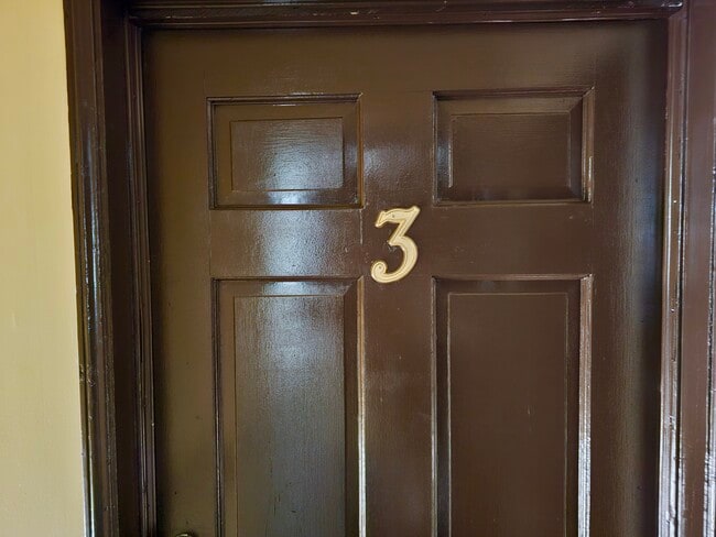 Foto del edificio - 1349 W 35th St