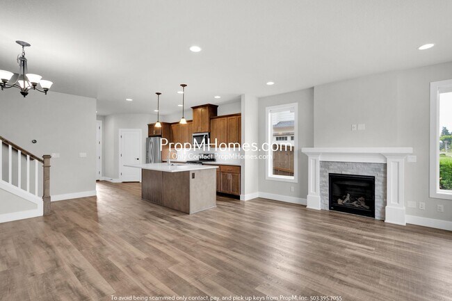 Foto del edificio - Luxury Four Bedroom + Den Bedroom Home in ...